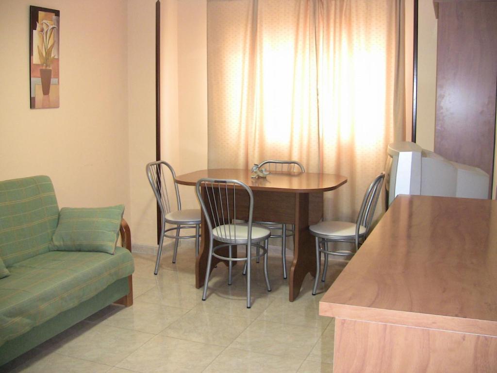 Apartahotel Los Hermanos Ocaña Pokoj fotografie